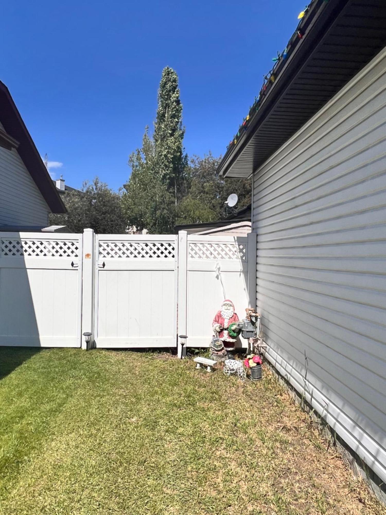 A Classic Homely Basement Suite! Chestermere Exteriör bild